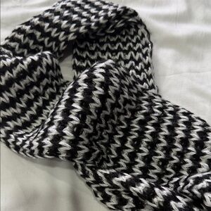 Guess Black and White Knit Scarf
